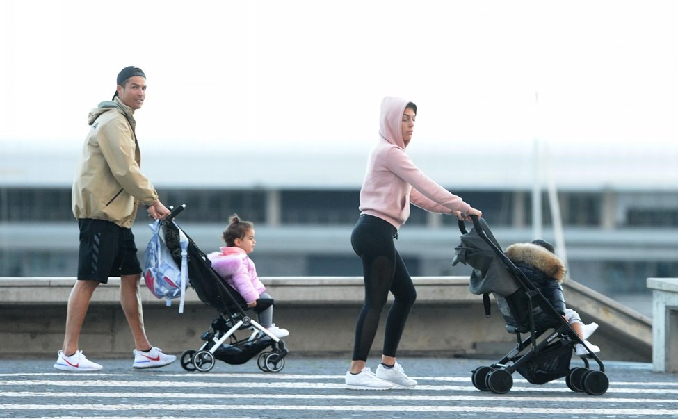 Ronaldo e Georgina durante um passeio pelo Funchal, na Madeira   