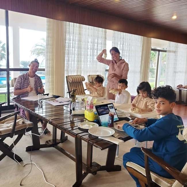 Cristiano Ronaldo e Georgina Rodríguez com os filhos