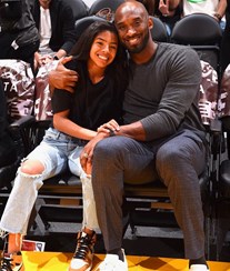 Defesa do piloto do helicóptero que levava Kobe Bryant e a filha descarta-se de responsabilidades