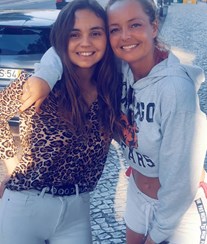 Filha de Bárbara Norton de Matos cumpre desafio e cospe na cara da mãe