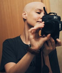 Cantora Isaura mostra-se sem cabelo durante a luta contra o cancro da mama