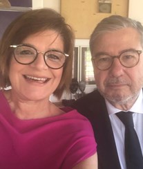 Júlia Pinheiro veste-se a rigor para assistir a casamento em casa 