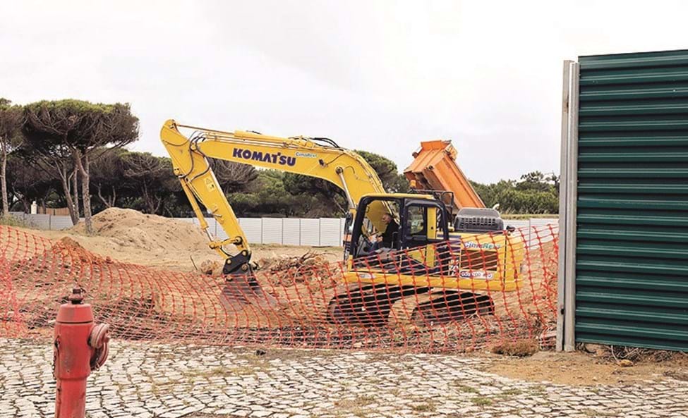 Mansão está a ser construída  na luxuosa Quinta da Marinha 