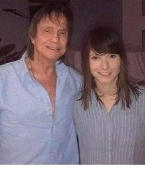 Roberto Carlos assume romance com cantora 52 anos mais nova 
