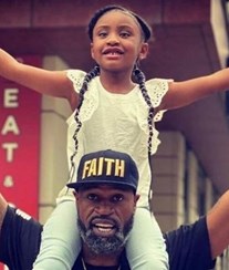 Filha de George Floyd diz que o pai "mudou o mundo"