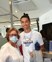 Cristiano Ronaldo faz escapadinha a Portugal e almoça em Cascais