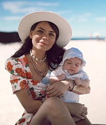 Namorada de Diogo Piçarra mostra primeira ida da filha Penélope à praia