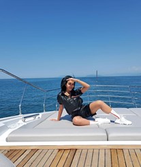 Georgina Rodríguez mostra-se sensual durante passeio de barco com Ronaldo