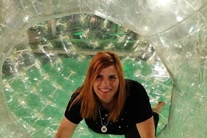 Noélia sofre queda hilariante e vídeo torna-se viral: “Repete lá por favor”