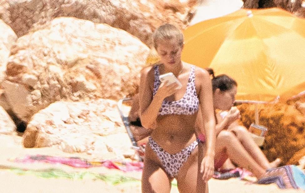 Margarida Corceiro exibiu sensualidade no areal