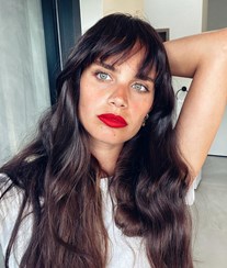 Sara Sampaio surpreende fãs com novo corte de cabelo