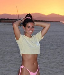 Sara Sampaio exibe novas curvas