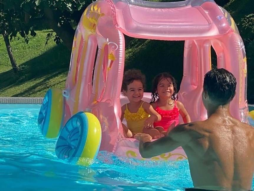 Ronaldo mostra dia na piscina com os filhos: Abençoado - a ...