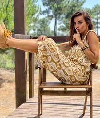 Catarina Furtado de férias em retiro secreto: "Abracinhos molhados"