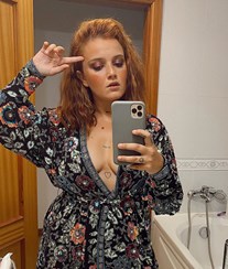 Carolina Deslandes surge com vestido decotado e recebe elogios: “Poderosa”