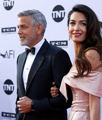 Mulher de George Clooney afasta rival para salvar casamento