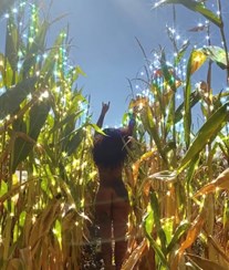 Blaya mostra-se completamente nua no meio do campo