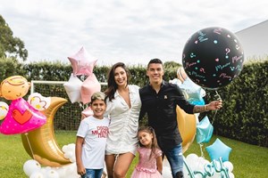 Mulher de Uribe radiante com novo bebé