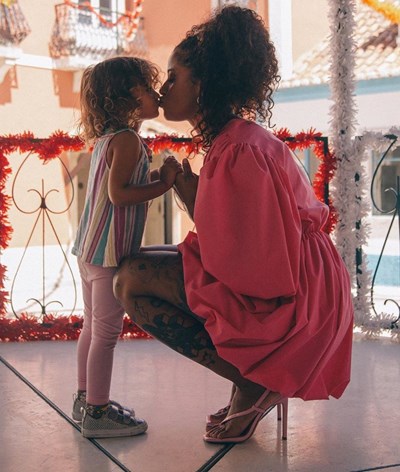 Blaya criticada por assustar a filha de três anos