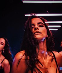 Sara Matos escaldante como acompanhante de luxo em nova série