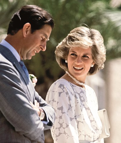 "É possível que eu seja gay”: Biografia de Carlos III relata relações intimas com Diana