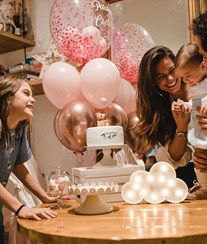 Cláudia Vieira celebra o primeiro aniversário da filha Caetana com festa em família 