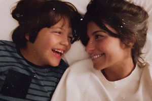 Isabel Figueira em momento carinhoso ao lado do filho mais novo 