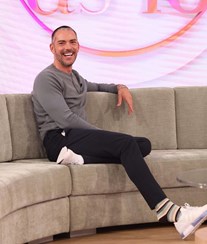 Cláudio Ramos faz confissão insólita: "Durmo sempre nu com as cuecas ao lado da cama”