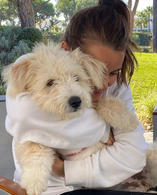 Kelly Bailey com a cadela Lua