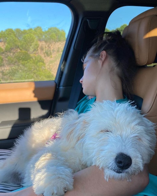 Kelly Bailey com a cadela Lua