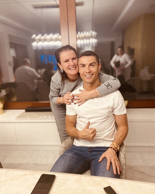 Fam Lia Visita Cristiano Ronaldo Em It Lia Tanto Tempo Depois Voltei A Abra Ar Te A Ferver