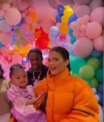 Kylie Jenner celebra 3º aniversário da filha Stormi com festa excêntrica