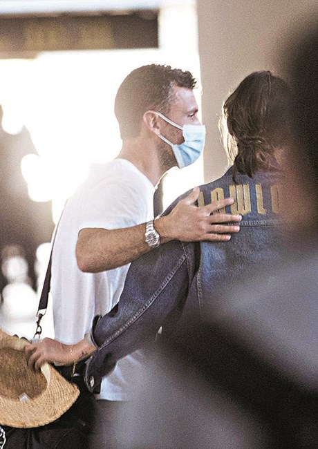 Revista espanhola mostra cumplicidade entre Sara e amigo