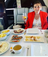 Dolores Aveiro mostra luxos da viagem de jato de regresso a casa