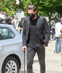 Ângelo Rodrigues de muletas após nova cirurgia delicada à perna