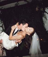 Ariana Grande mostra detalhes do casamento secreto