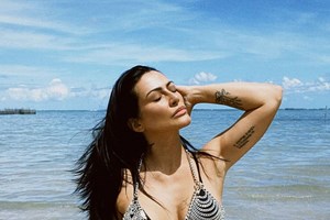 Atriz Cleo Pires mostra-se explosiva em ida à praia