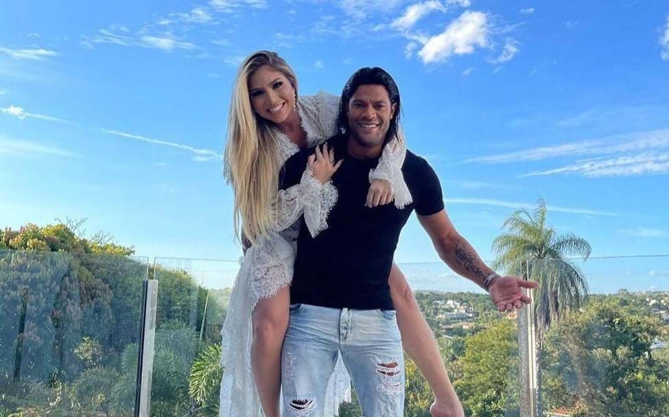 Hulk e Camila mostram-se mais apaixonados do que nunca