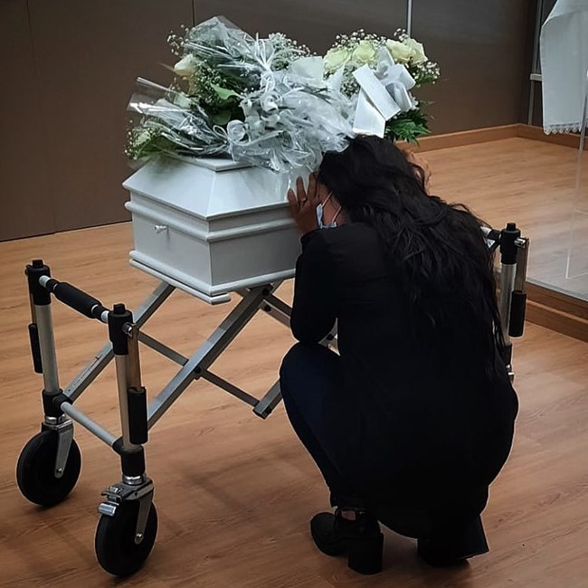 Angélica Jordão em lágrimas no funeral da filha: Sinto ...