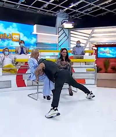Zulmira Ferreira surpreendida com um striptease no 'Manhã CM'