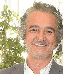 Conceição Queiroz ao lado de Rogério Samora no hospital