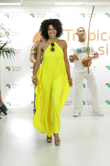 Sara Santos no desfile 'Brasil Tropical'