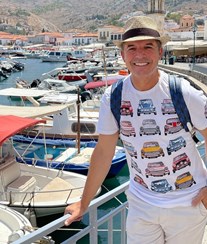 João Baião passa dias de sonho em paraísos na Grécia 