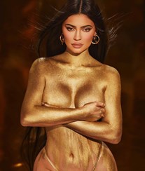 Kylie Jenner banhada em ‘ouro’
