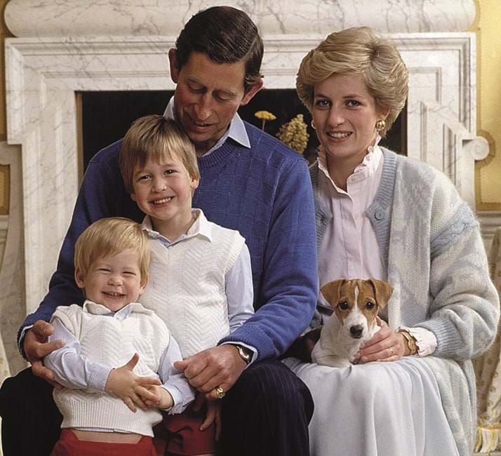Diana de Gales e Carlos com os dois filhos, William e Harry