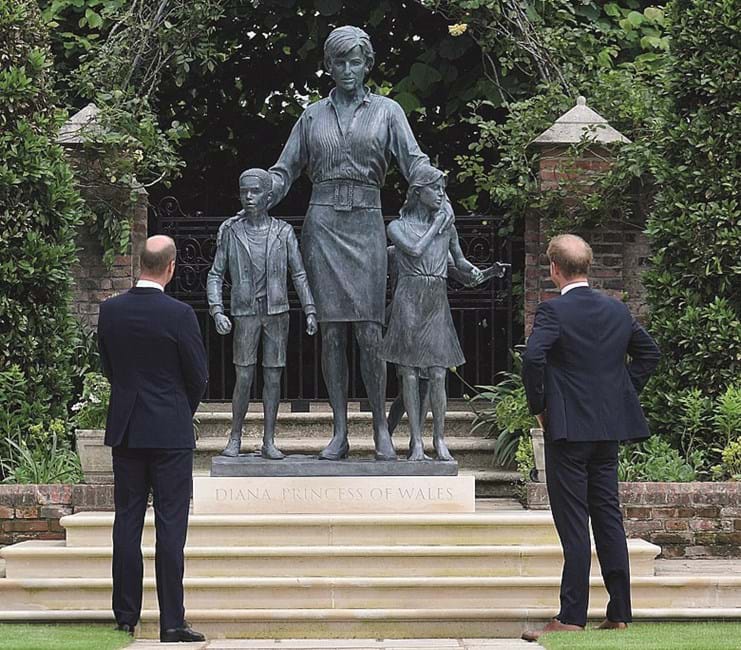 Estátua em homenagem à princesa do povo foi inaugurada do Palácio de Kenseington, no dia em que esta celebraria o 60º aniversário