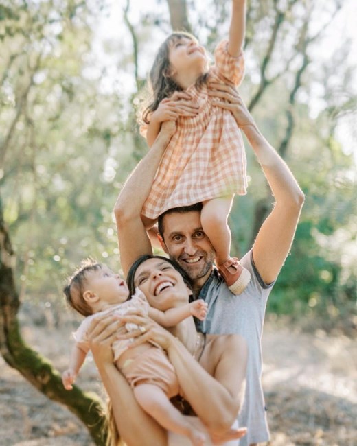 Andreia Rodrigues com o marido, o diretor da SIC, Daniel Oliveira, e as filhas, Alice e Inês