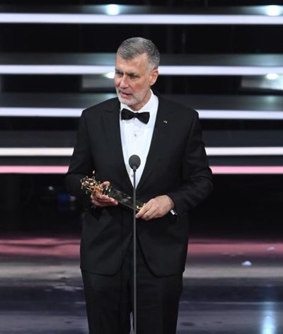 Vice-almirante Gouveia e Melo entrega troféu ao Ministério da Saúde