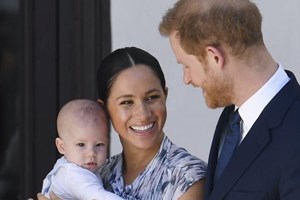 Comentário racista sobre filho de Harry e Meghan partiu do príncipe Carlos
