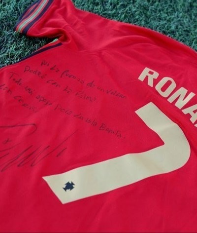 Cristiano Ronaldo leiloa camisola autografada